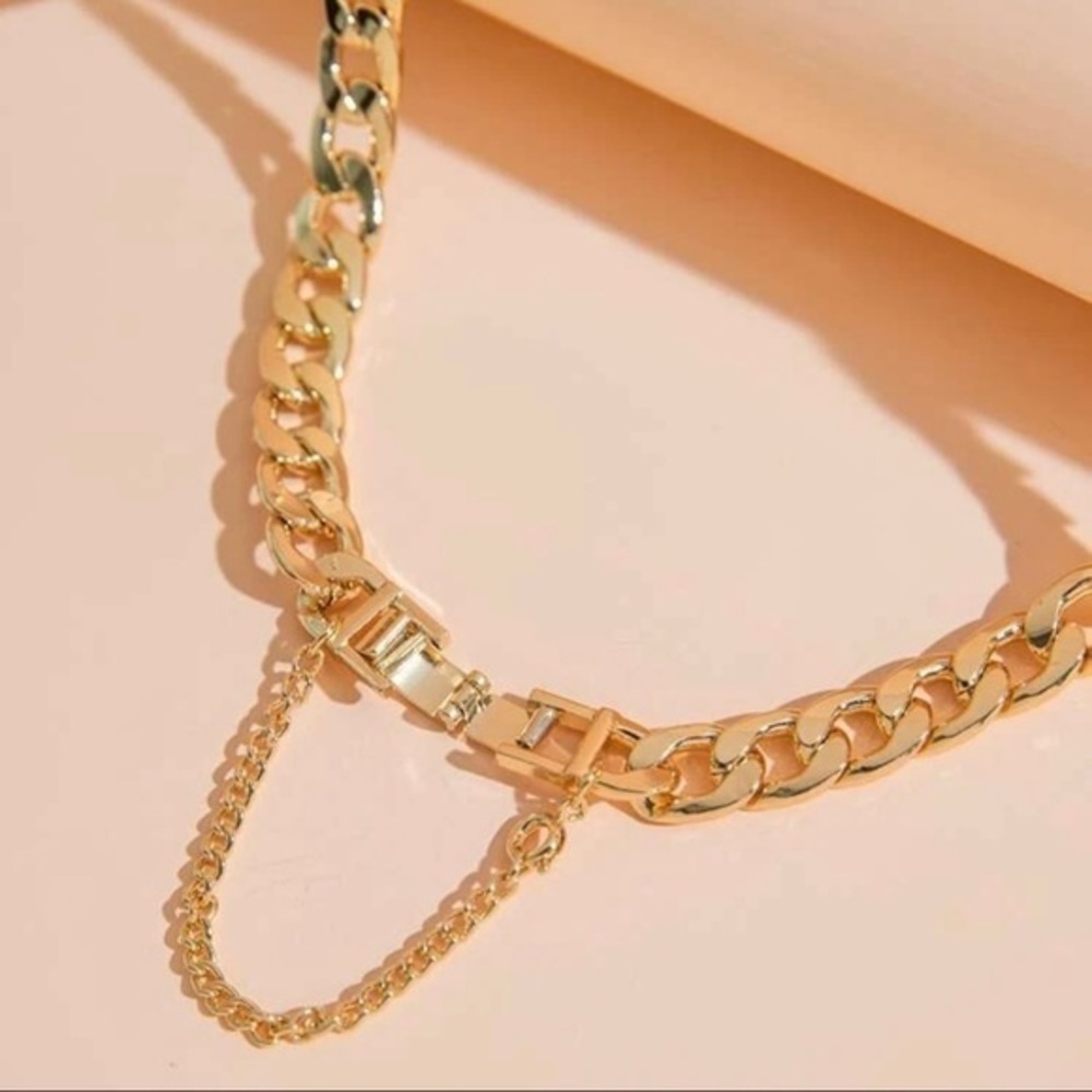 NEW!! 💛 Chain Necklace - Picture 3 of 3